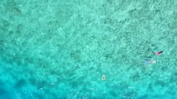 Mavi su ve beyaz kumlu arka planda egzotik sahil saatlerinin insansız hava aracı yolculuğu — Stok video