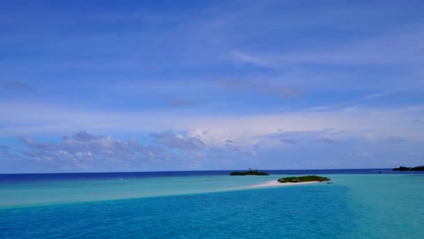 Légi drón tengerpart egzotikus tengerparti utazás kék vízzel és tiszta homokos háttér — Stock videók