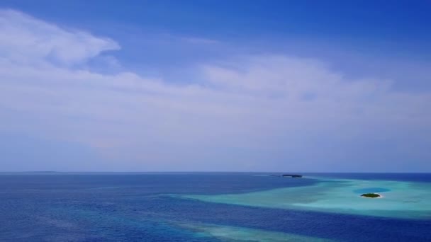 Letecký drone příroda exotické ostrov pláž volně žijících živočichů jasnou lagunou a bílým pískem pozadí — Stock video