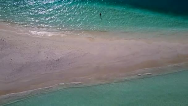 Luftfoto turisme af eksotiske strandferie ved turkis lagune med hvid sandet baggrund – Stock-video