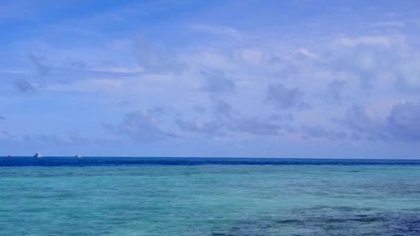 Drone πανόραμα του όμορφου κόλπου περιπέτεια παραλία από μπλε νερά και λευκό φόντο άμμο — Αρχείο Βίντεο