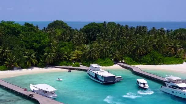 푸른 바 다 와 하얀 모래사장을 배경으로 목가적 인 해변 생활을 하는 공중 드론 파노라마 — 비디오