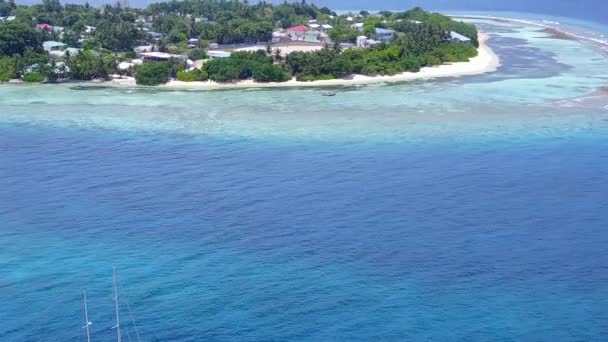 Panorama aéreo de drones del viaje a la playa de la bahía paradisíaca por océano transparente con fondo de arena blanca — Vídeos de Stock