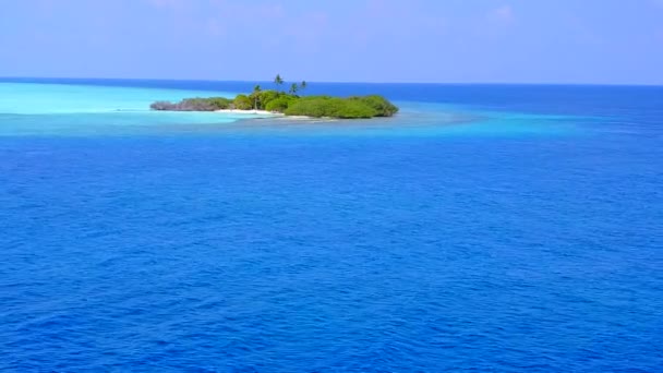 Drohne Luftfahrt von Luxus-Küste Strand Reise durch transparentes Wasser und weißen Sandhintergrund — Stockvideo