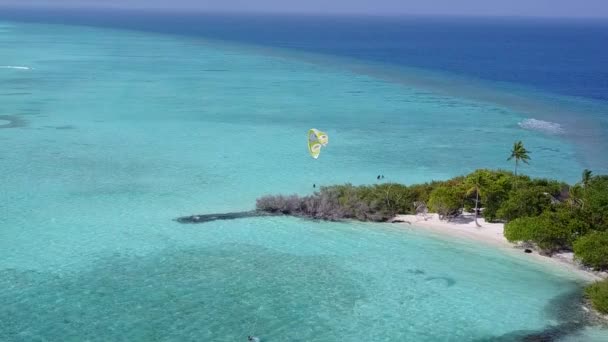 Viaje aéreo de la playa turística paradisíaca junto a la laguna azul con fondo de arena blanca — Vídeos de Stock