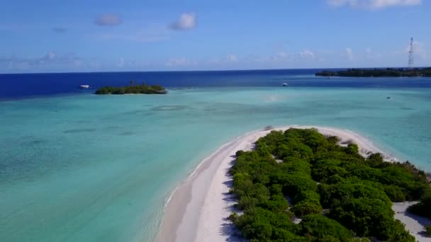 Şeffaf su ve beyaz kum arka planıyla güzel turistik plaj maceralarının gökyüzü — Stok video