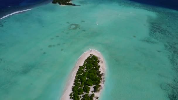 Aereo drone paesaggio marino del paradiso baia spiaggia tempo dal mare blu con sfondo di sabbia brillante — Video Stock