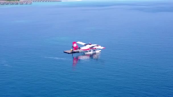 Turismo aéreo de drones de exóticas vacaciones en la playa con vista al mar por el océano azul con fondo de arena blanca — Vídeos de Stock