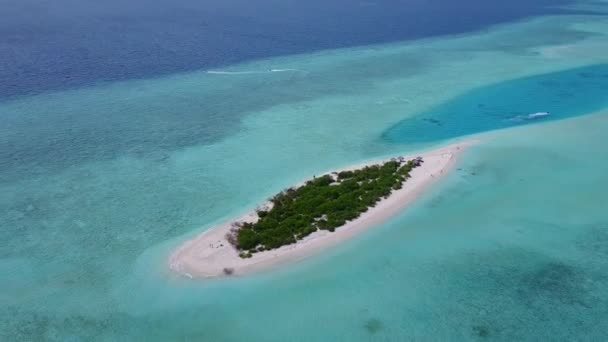 Aereo drone cielo di idilliaca laguna spiaggia avventura dal mare limpido con sfondo di sabbia bianca — Video Stock