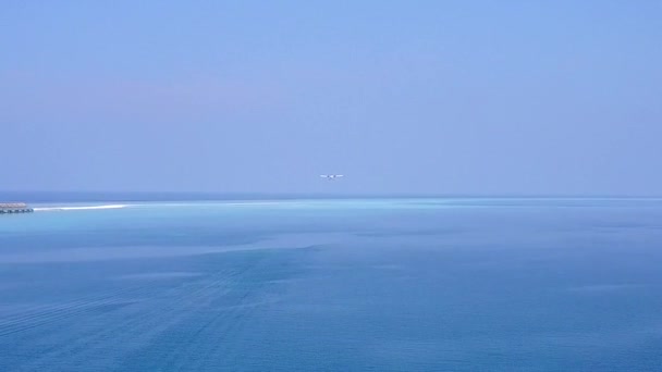 青いラグーンと白い砂の背景による美しい湾のビーチの航海の空中ドローンの風景 — ストック動画