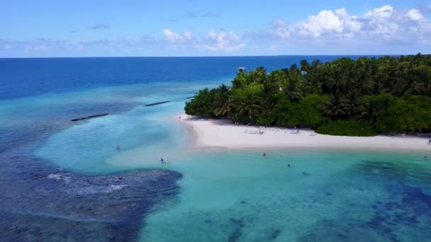 Cennetin insansız hava aracı sahnesi turkuaz okyanus tarafından beyaz kum zeminli kırılıyor. — Stok video