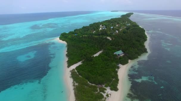 Panorama aéreo de drones de costa tropical tiempo de playa por aqua azul océano y fondo de arena blanca — Vídeos de Stock