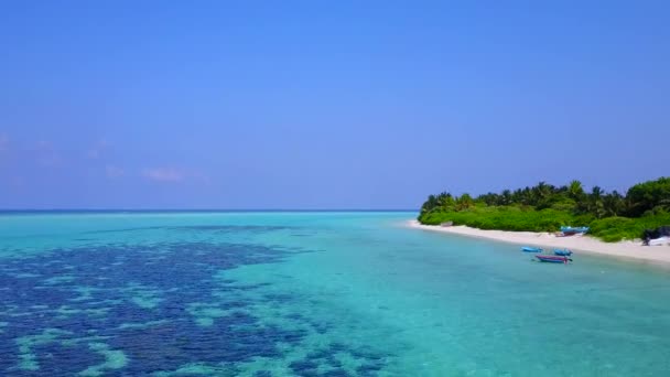 Drone turismo de idílica lagoa praia férias por mar transparente e fundo de areia branca — Vídeo de Stock