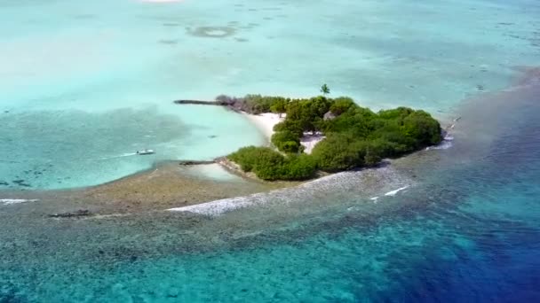 Drone landschap van rustig uitzicht op zee strand avontuur door blauwe oceaan en witte zandachtergrond — Stockvideo