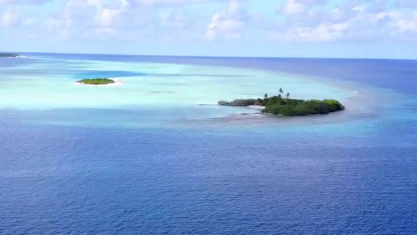 Drone paisaje marino de la bahía paradisíaca viaje de playa por el océano claro y fondo de arena blanca — Vídeo de stock