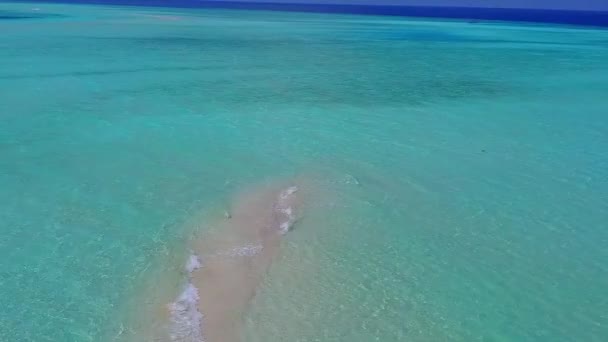 Εναέρια τουρισμός της τροπικής ακτογραμμής παραλία ταξίδι με μπλε πράσινο ωκεανό με λευκό αμμώδη φόντο — Αρχείο Βίντεο