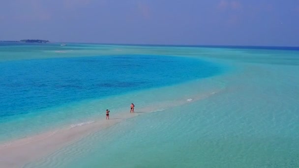 Paisagem aérea drone de tempo praia baía perfeita por água transparente com fundo arenoso branco — Vídeo de Stock