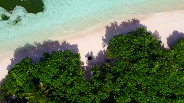 Drone utsikt landskap vackra turist strand resa med aqua blått hav med ljus sand bakgrund — Stockvideo