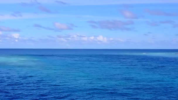 Letecký dron abstraktní tropické pobřeží pláž plavba tyrkysovou vodou s bílým písečným pozadím — Stock video