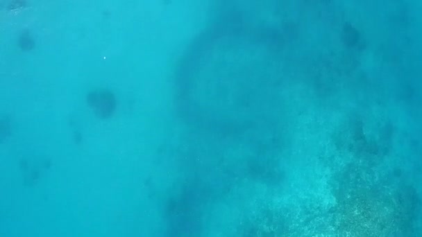 Luftfahrt von Marine Resort Strandausflug durch flache Lagune mit weißem Sandhintergrund — Stockvideo