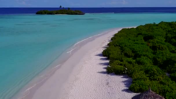 Drohne Ansicht Meereslandschaft von Marine Resort Strandabenteuer durch blauen Ozean und weißen Sand Hintergrund — Stockvideo