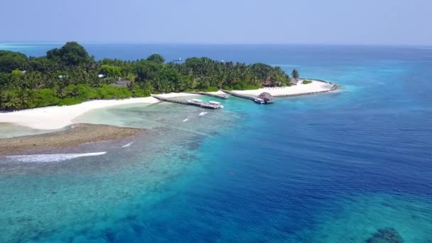 Drone uitzicht hemel van marine resort strand levensstijl door aqua blauwe zee met wit zand achtergrond — Stockvideo