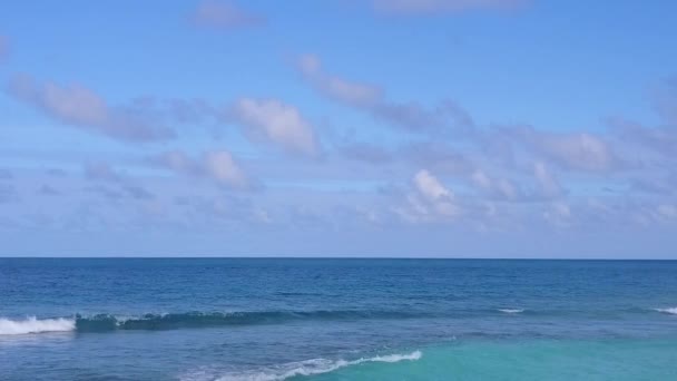 Небо воздушного беспилотника райского острова, разбитого мелким океаном и белым песком — стоковое видео