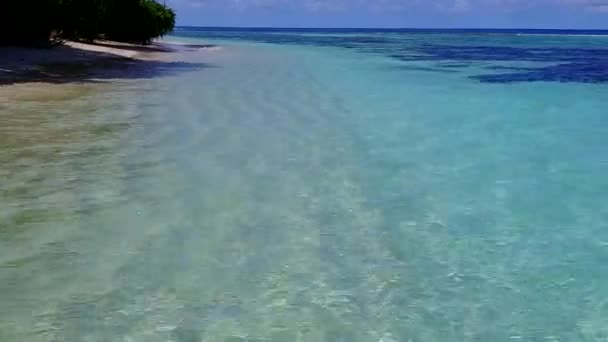 Aerial drone krajobraz morski tropikalny widok na morze podróż przez błękitną zieloną lagunę i białe piaszczyste tło — Wideo stockowe