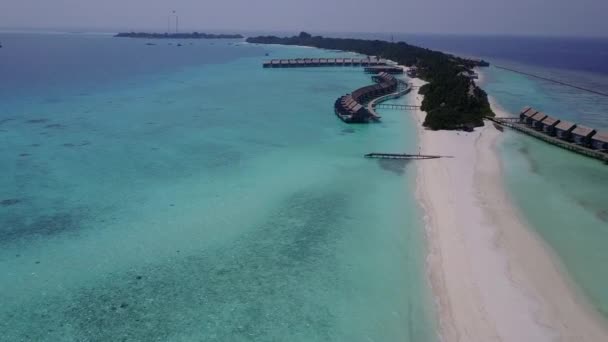 Vzdušné drone textura ráje Bay Beach break by transparent sea and white sand background — Stock video