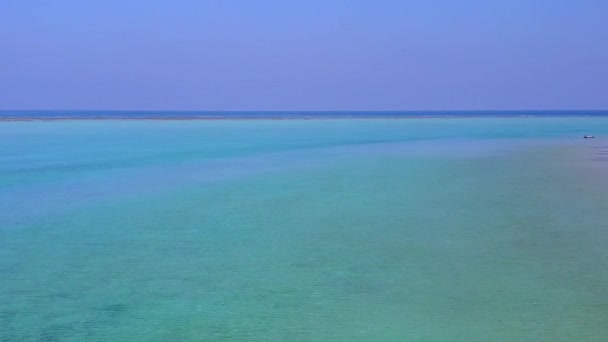 Lotnicze drony podróż spokojnego wybrzeża plaży styl życia przez turkusowe laguny z białym, piaszczystym tle — Wideo stockowe