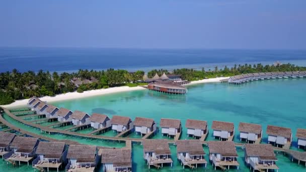 Dron turistiky tropické pobřeží plážový čas podle modrého oceánu a bílého písku pozadí — Stock video