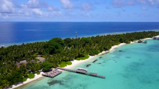 Luftaufnahme Textur des Luxus-Resorts Strandausflug durch die blaue Lagune mit weißem Sand Hintergrund — Stockvideo