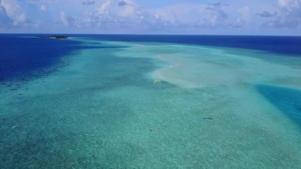 Luftaufnahmen eines erholsamen Strandurlaubs in der Lagune mit blauem Meer und weißem Sand — Stockvideo