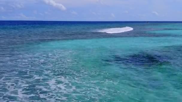 Drone krajobraz relaksującej plaży turystycznej dzikiej przyrody przez przejrzyste morze i białe piaszczyste tło — Wideo stockowe