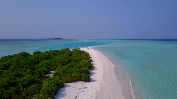 목가적 인 만 (灣) 해변 여행을 하는 공중 드론의 특성과 하얀 모래사장이 있는 푸른 물 — 비디오