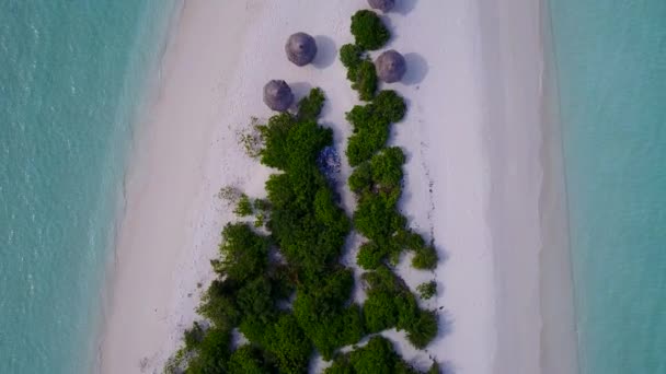 Dron pohled textura krásné pobřeží pláž dovolená podle modré laguny s bílým písečným pozadím — Stock video