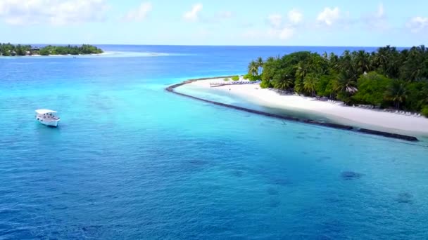 Luchtfoto drone panorama van ontspannende lagune strand trip door turquoise water en witte zandachtergrond — Stockvideo