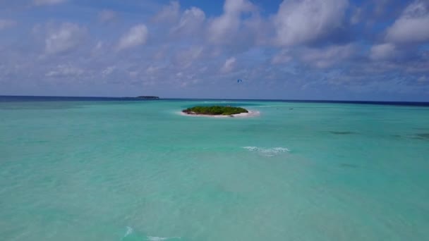 Drone naturaleza aérea de playa tropical estilo de vida por mar claro con fondo de arena blanca — Vídeos de Stock