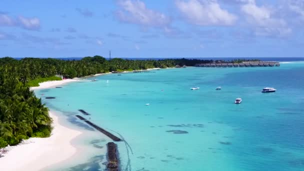 Повітряні пейзажі розслабляючого пляжного часу на прозорому лагуні з чистим піщаним фоном — стокове відео