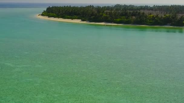 Panorama aérien de drones du mode de vie paisible de la plage côtière par la mer bleue aqueuse et le fond de sable blanc — Video