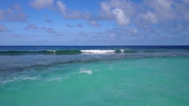 Drone krajobrazy luksusowego morza widok na plażę czas przez błękitną lagunę z białym tle piasku — Wideo stockowe