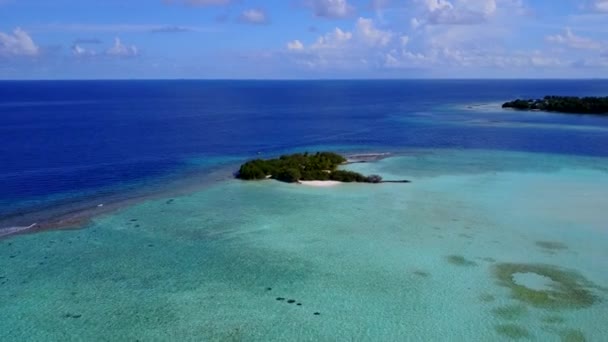 Vista aerea turismo di tranquilla vista mare viaggio sulla spiaggia dal mare blu con sfondo di sabbia bianca — Video Stock