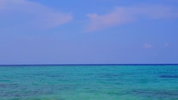 Aereo astratto di idilliaca spiaggia turistica tempo da acqua blu e sfondo di sabbia bianca — Video Stock