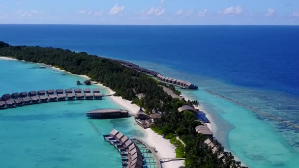 Повітряний дрон пейзаж розслабляючої лагуни пляжний відпочинок на аква-блакитній воді з білим піщаним фоном — стокове відео