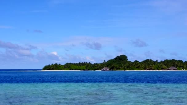 Lotnicze drony niebo egzotycznego kurortu plaży styl życia przez niebieski ocean i biały piasek tło — Wideo stockowe