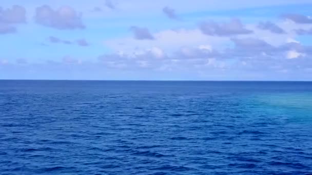 Beyaz kumlu arka planda berrak bir lagünün oluşturduğu sakin lagün plaj yolculuğunun havadan görünüşü — Stok video