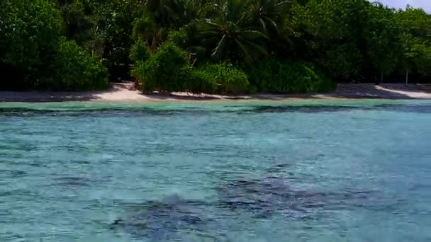 Luchttoerisme van prachtige kust strand reis door turquoise oceaan met witte zandachtergrond — Stockvideo