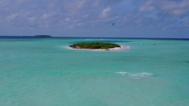 Drone scenario di lusso turistico spiaggia avventura dal mare blu con sfondo di sabbia bianca — Video Stock