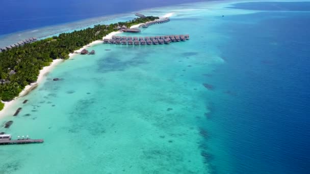 Drone vista paisaje marino de vacaciones de playa de la costa tranquila por el agua azul del aqua con fondo de arena blanca — Vídeo de stock