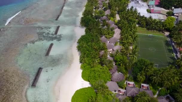 蓝海白沙背景下美丽的岛屿海滩度假的空中无人天空 — 图库视频影像